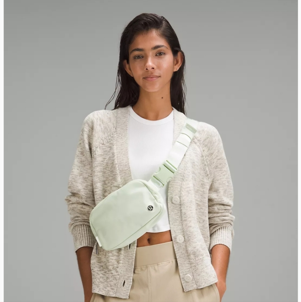 🆕️ LULULEMON EVERYWHERE BELT BAG - KOHLRABI GREEN/WHITE - Picture 2 of 12
